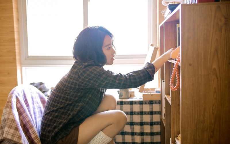 短发美女白丝美腿室内个人写真