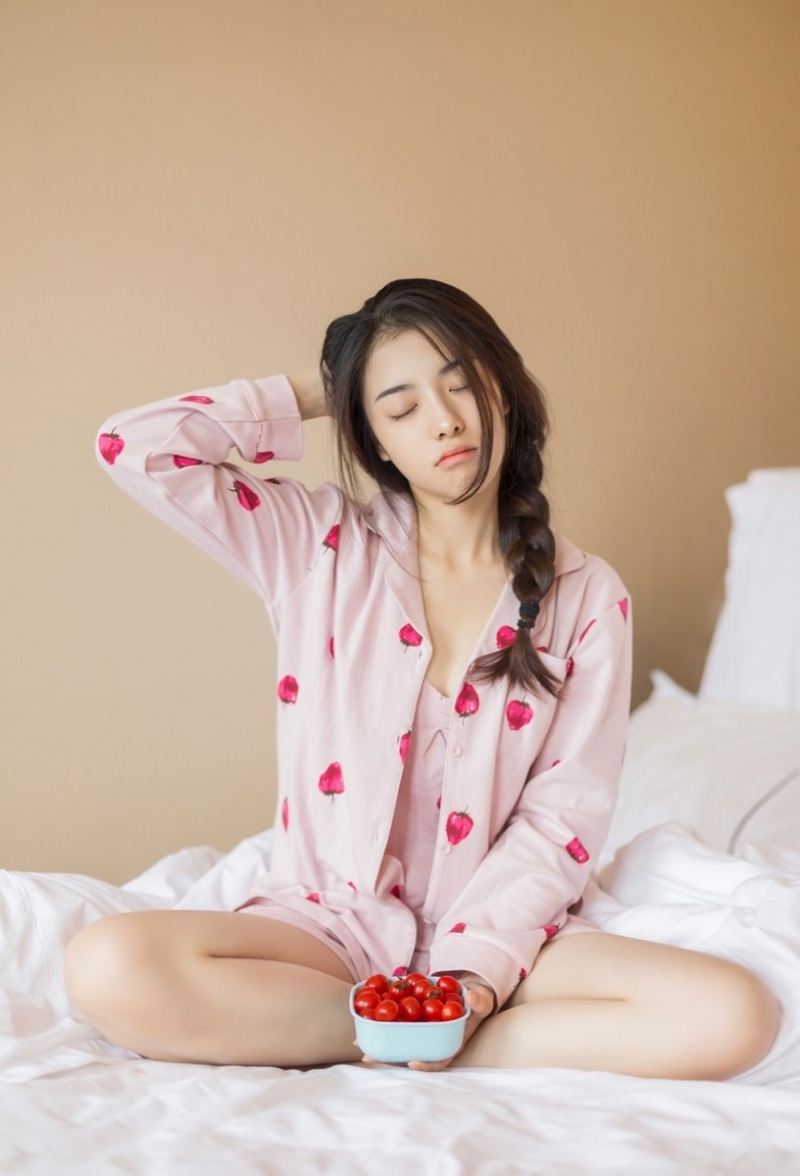 麻花辫美少女床上性感撩人美图