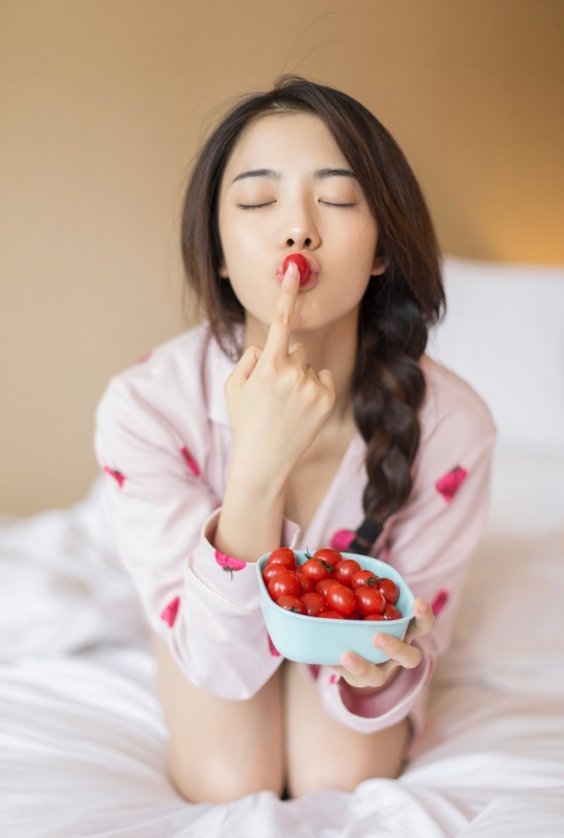 麻花辫美少女床上性感撩人美图