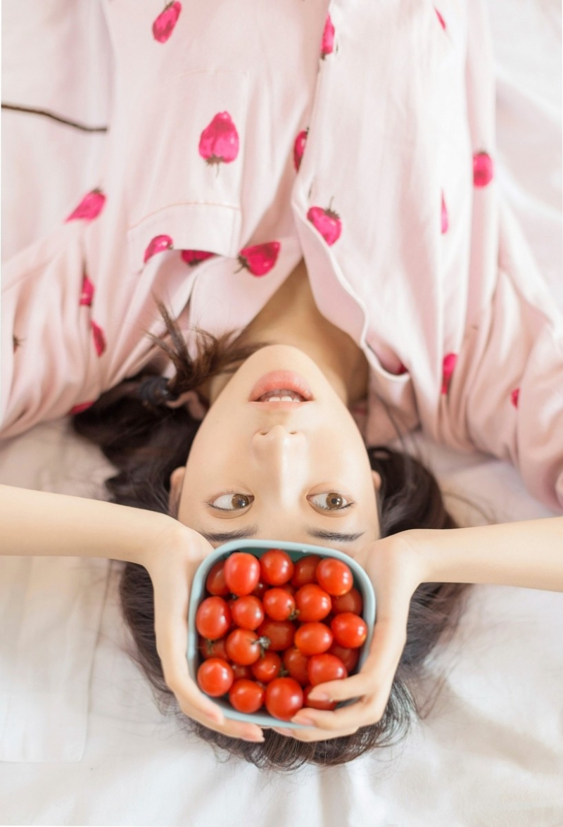 麻花辫美少女床上性感撩人美图