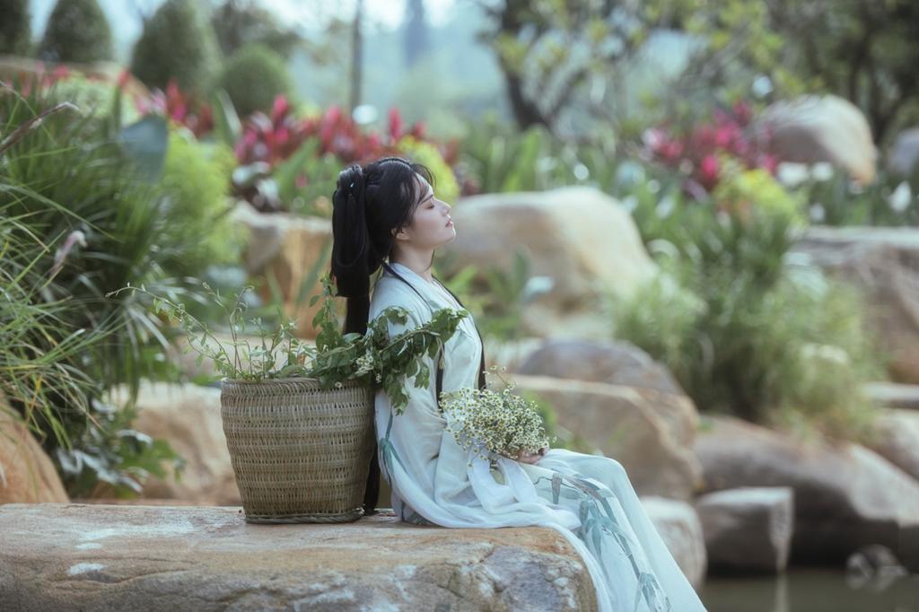 小溪边的汉服美女温婉娴静图片