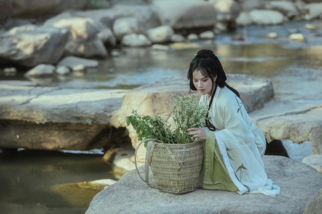 小溪边的汉服美女温婉娴静图片