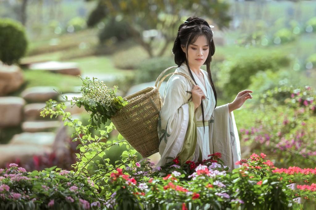 小溪边的汉服美女温婉娴静图片
