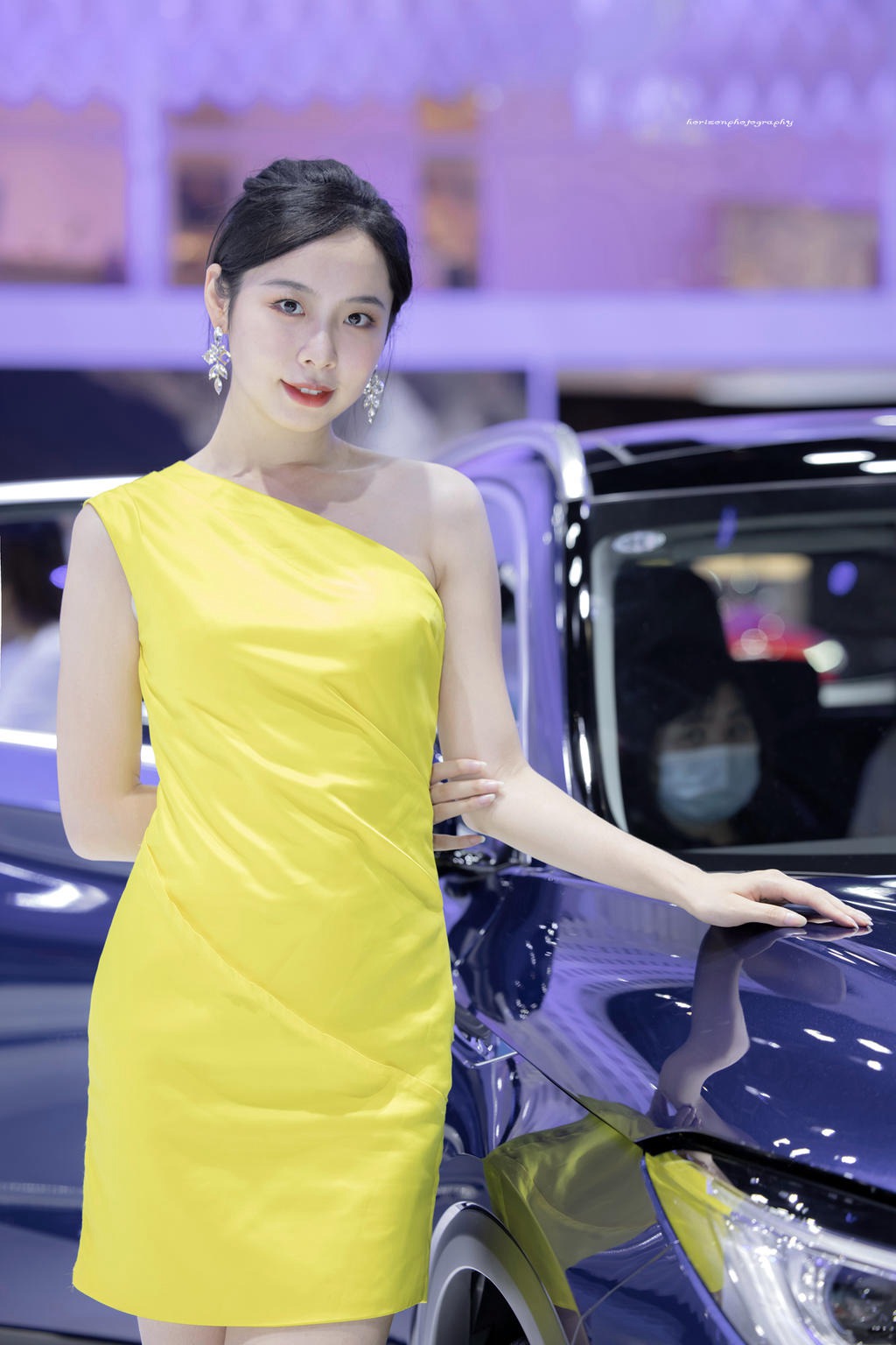 美女车模性感香肩火辣美腿套图