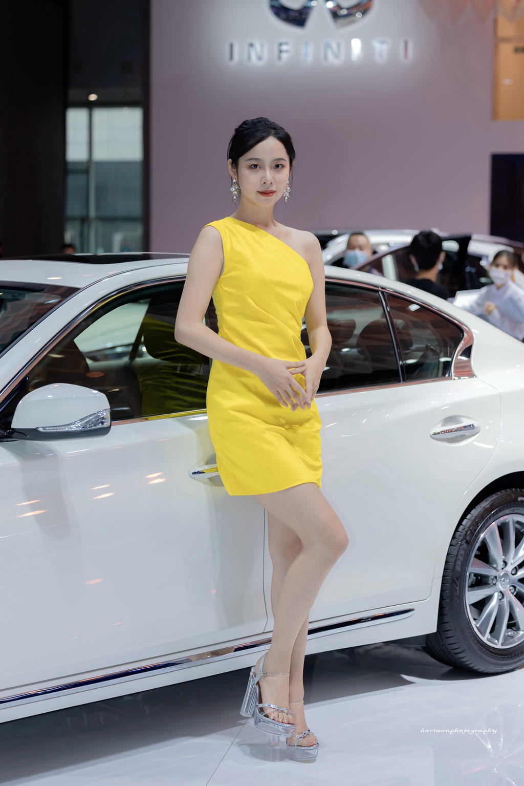 美女车模性感香肩火辣美腿套图