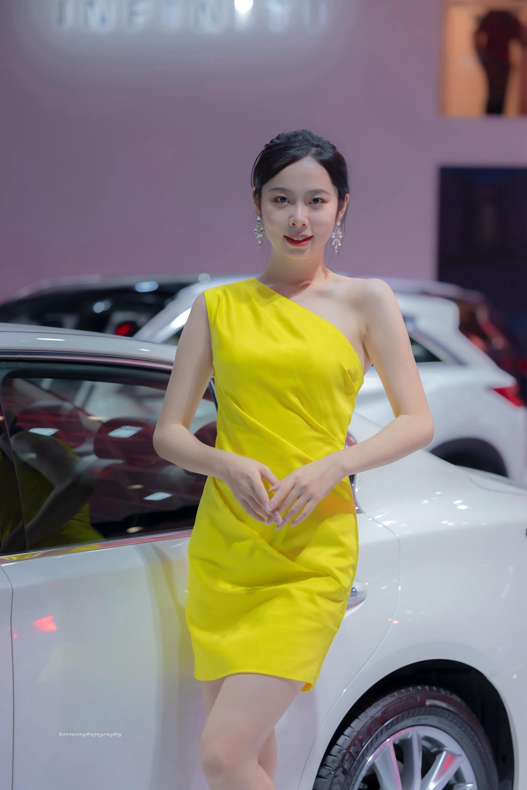 美女车模性感香肩火辣美腿套图