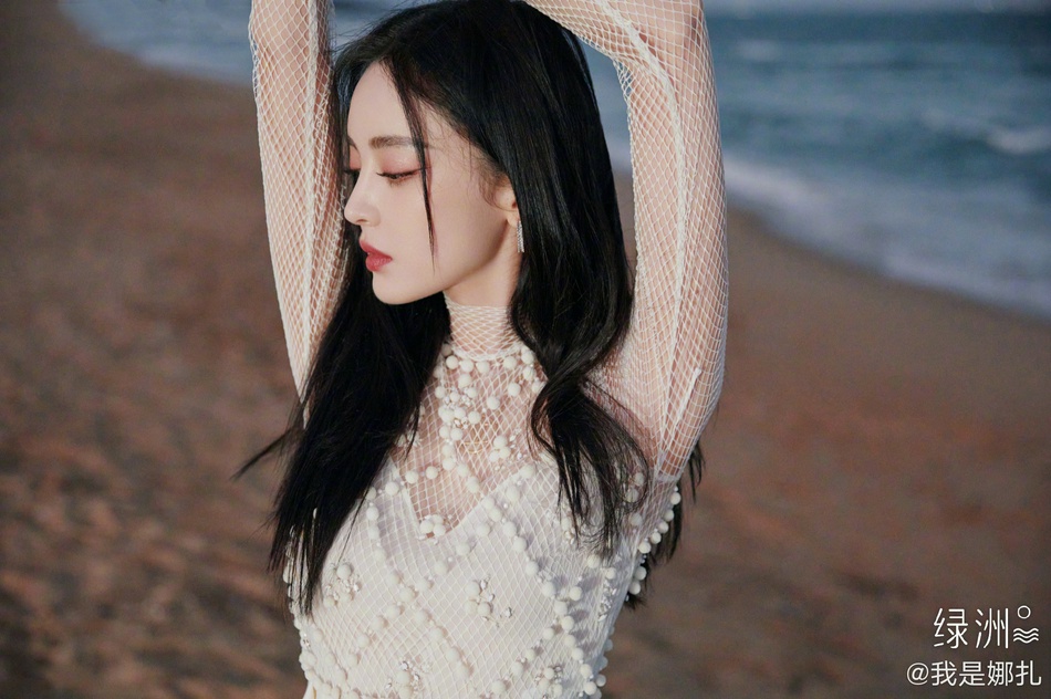 古力娜扎漫步海边慵懒迷人写真