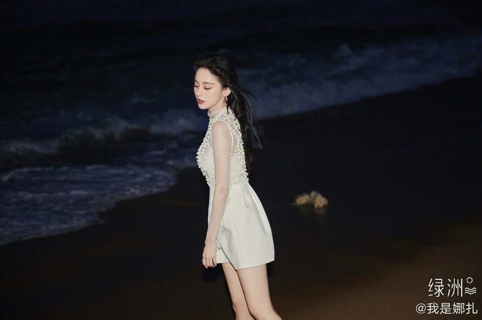 古力娜扎漫步海边慵懒迷人写真
