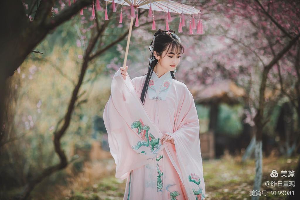 汉服美女桃花树下唯美古风摄影
