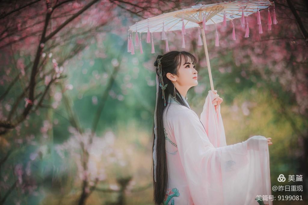汉服美女桃花树下唯美古风摄影