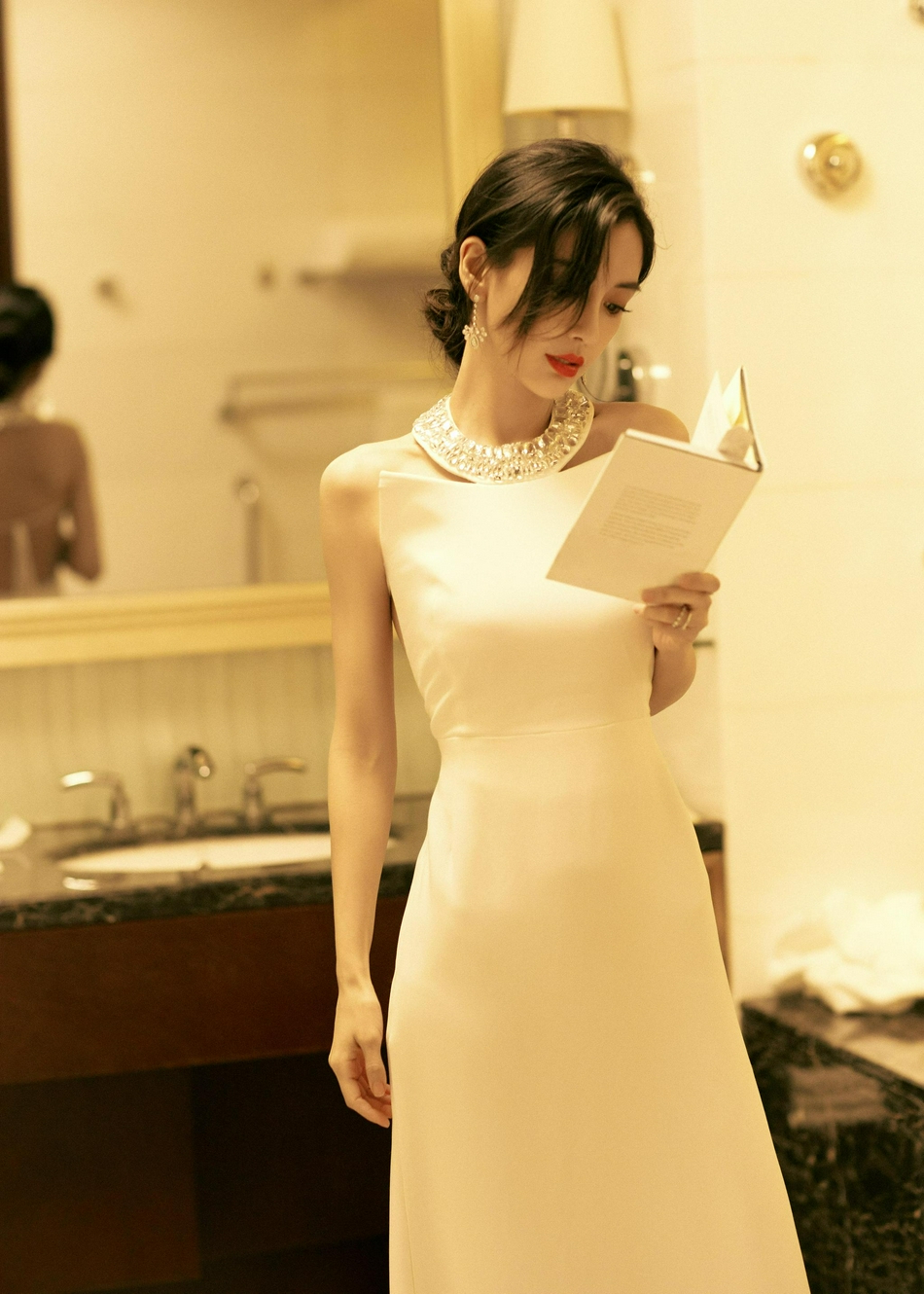 杨颖纯白露背长裙优雅迷人写真