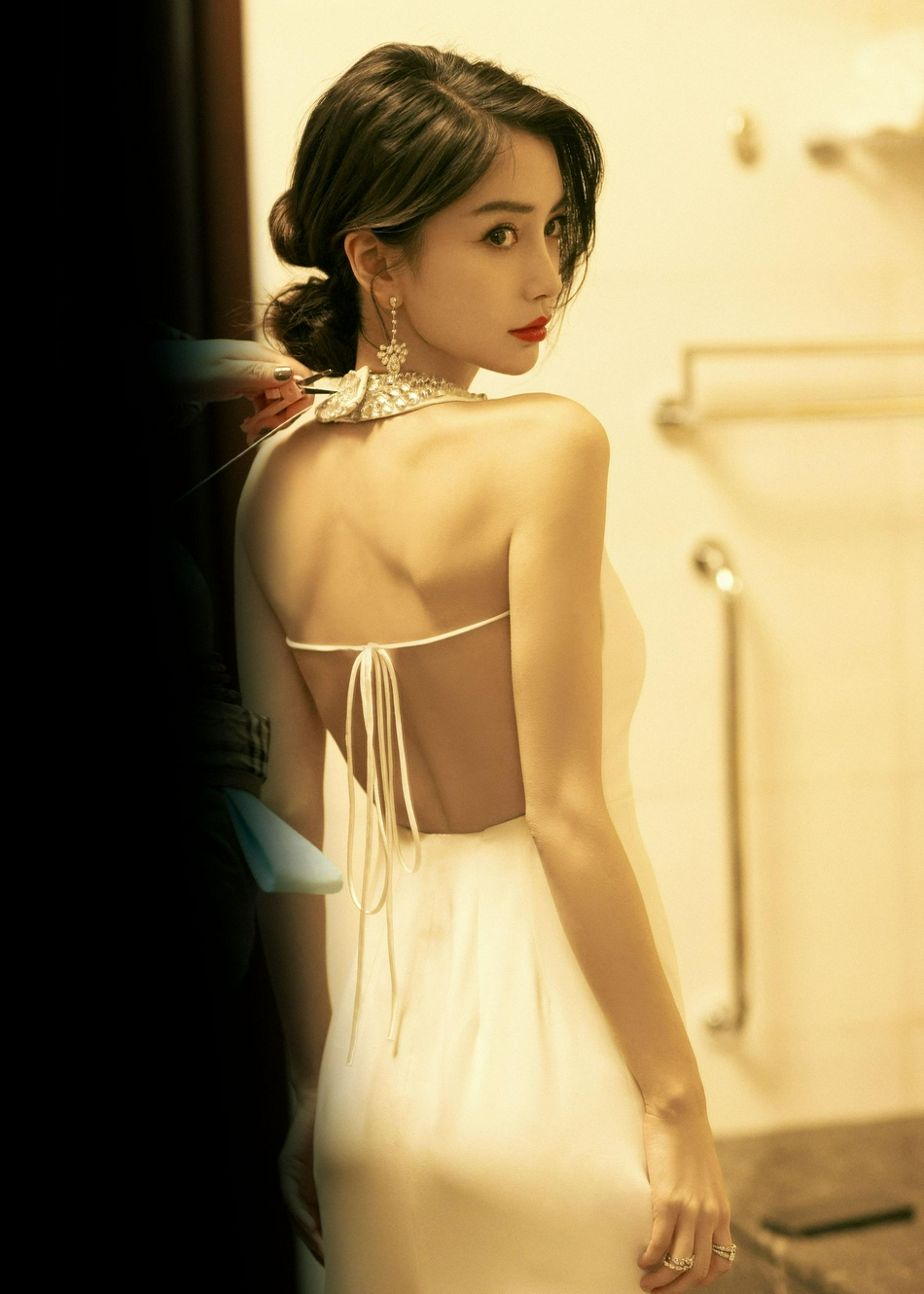 杨颖纯白露背长裙优雅迷人写真