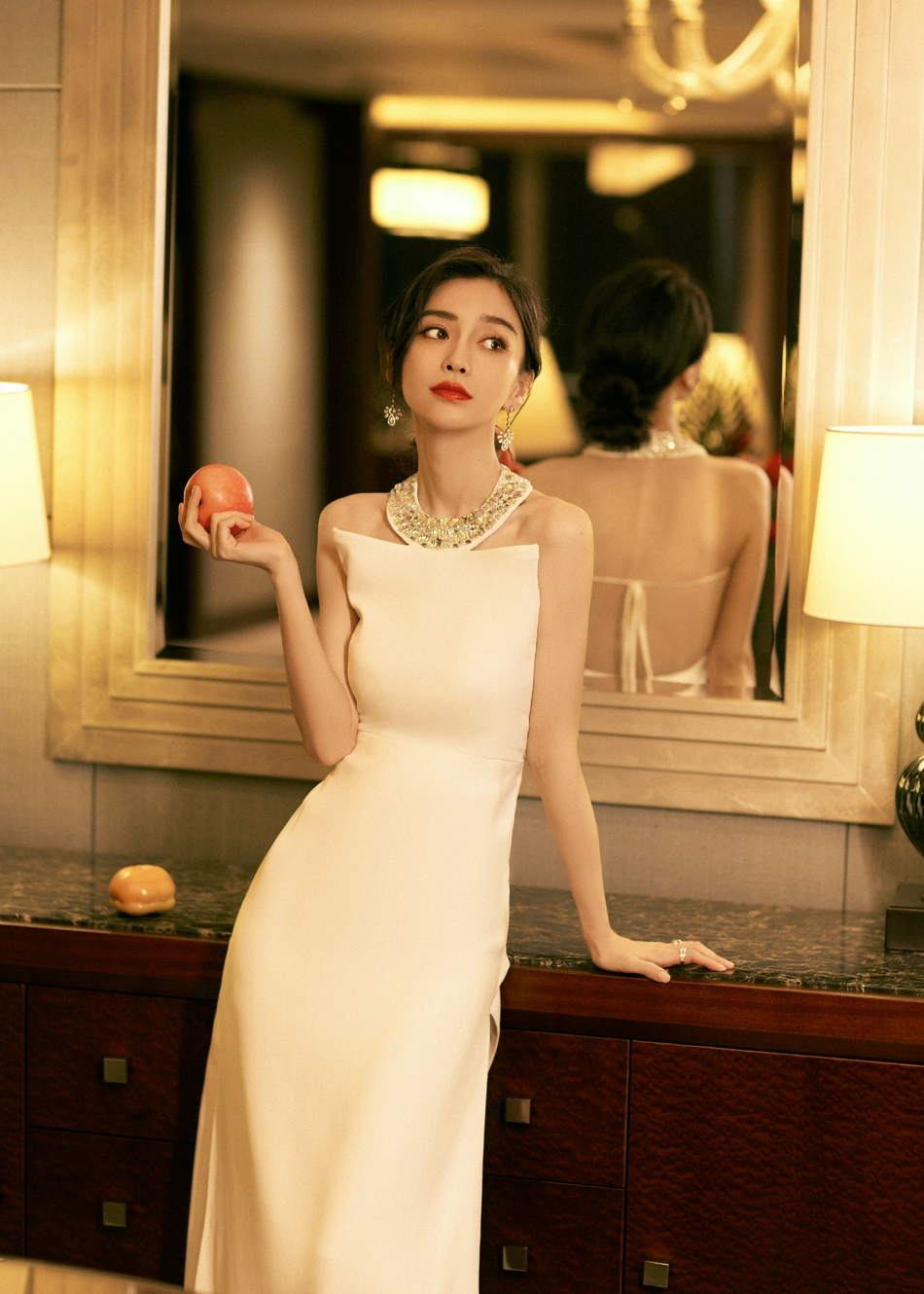 杨颖纯白露背长裙优雅迷人写真