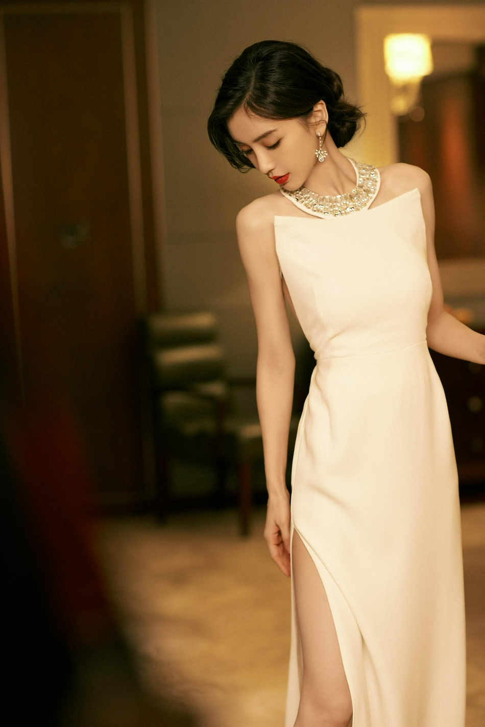 杨颖纯白露背长裙优雅迷人写真