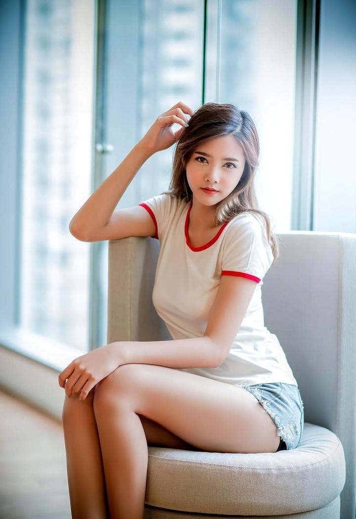 年轻女孩傲人上围极品美腿套图