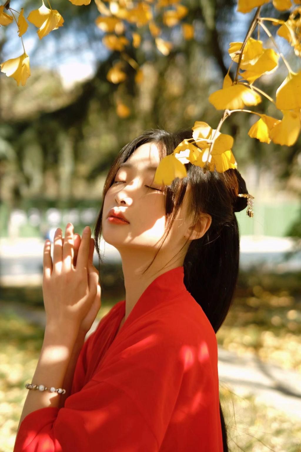 枫叶下的红装美女明艳动人写真
