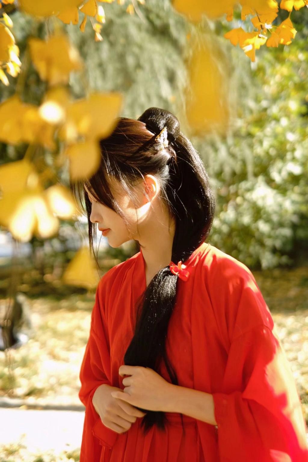 枫叶下的红装美女明艳动人写真
