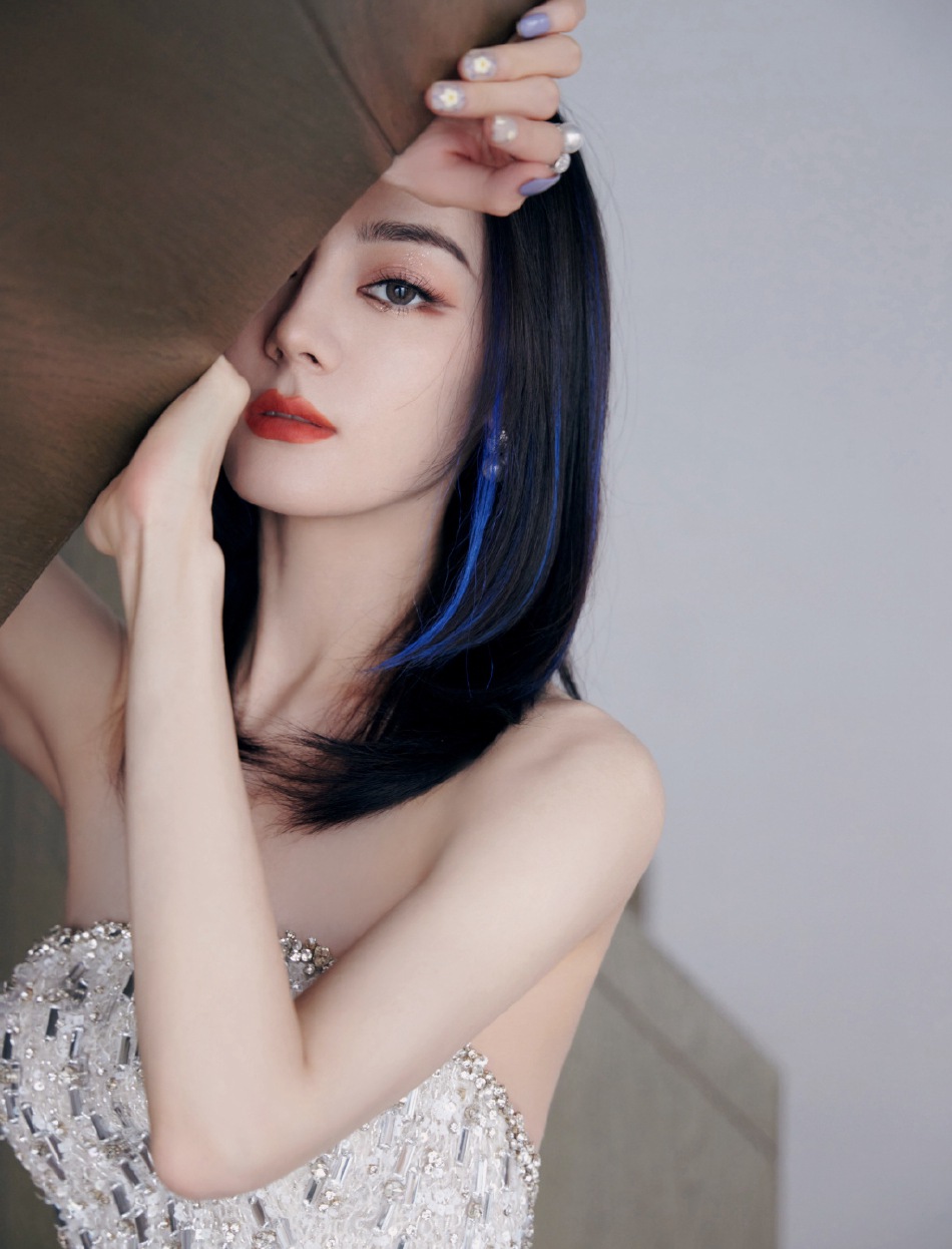迪丽热巴高开衩抹胸亮片裙写真