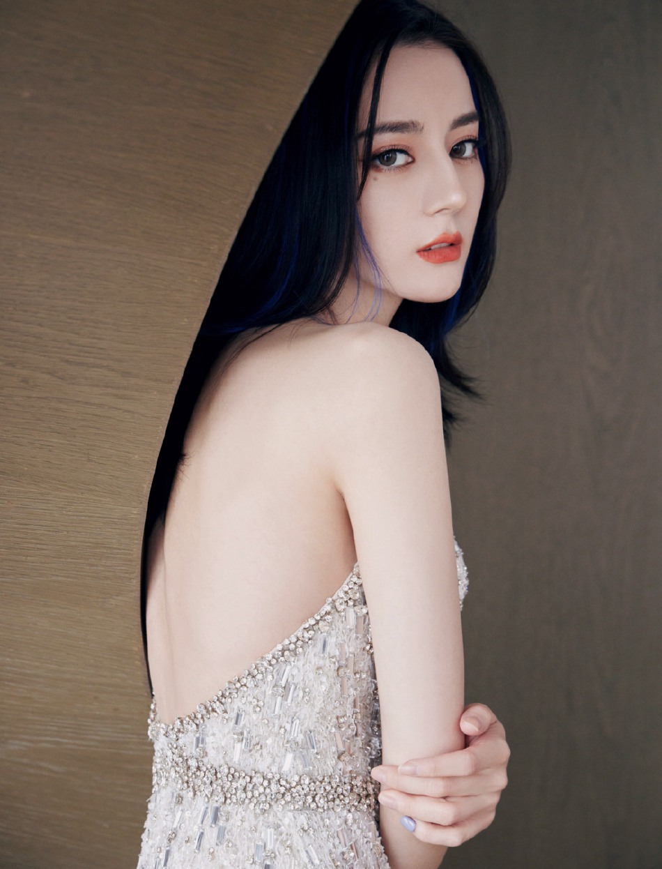 迪丽热巴高开衩抹胸亮片裙写真