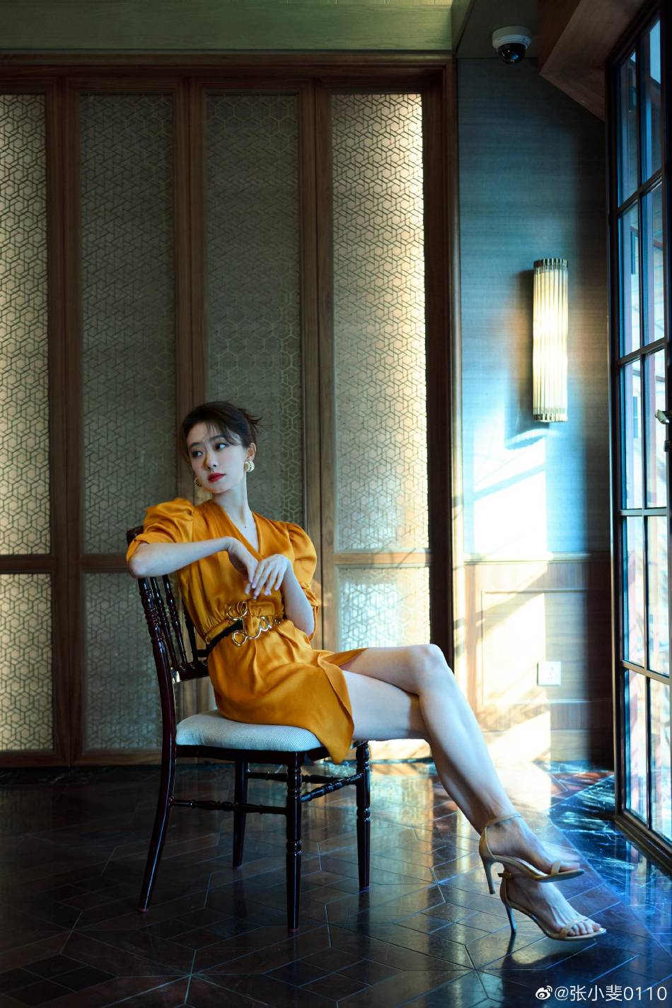 张小斐南瓜色连衣裙优雅迷人写真