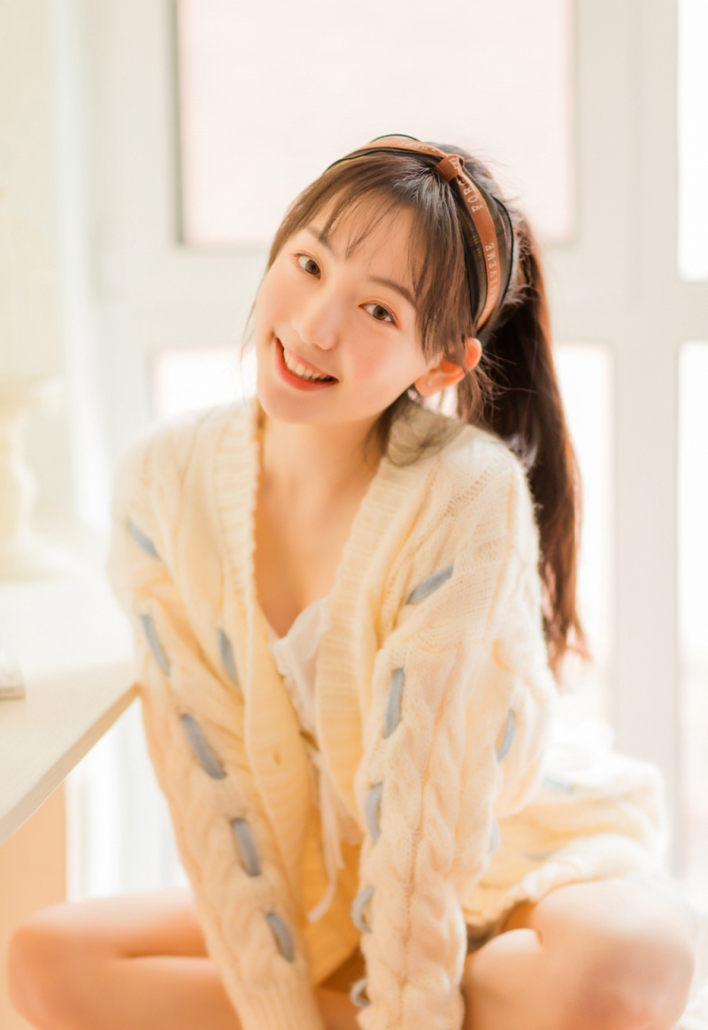 马尾辫小姐姐细腰美腿室内写真