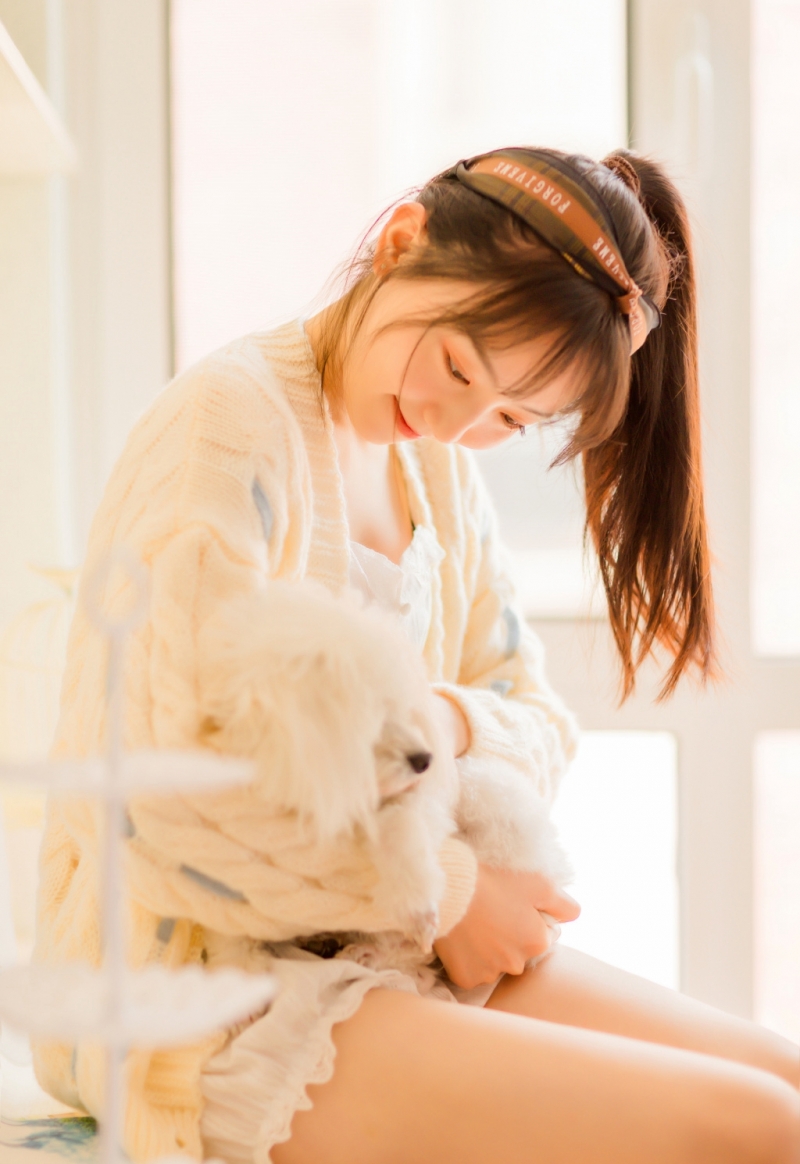 马尾辫小姐姐细腰美腿室内写真