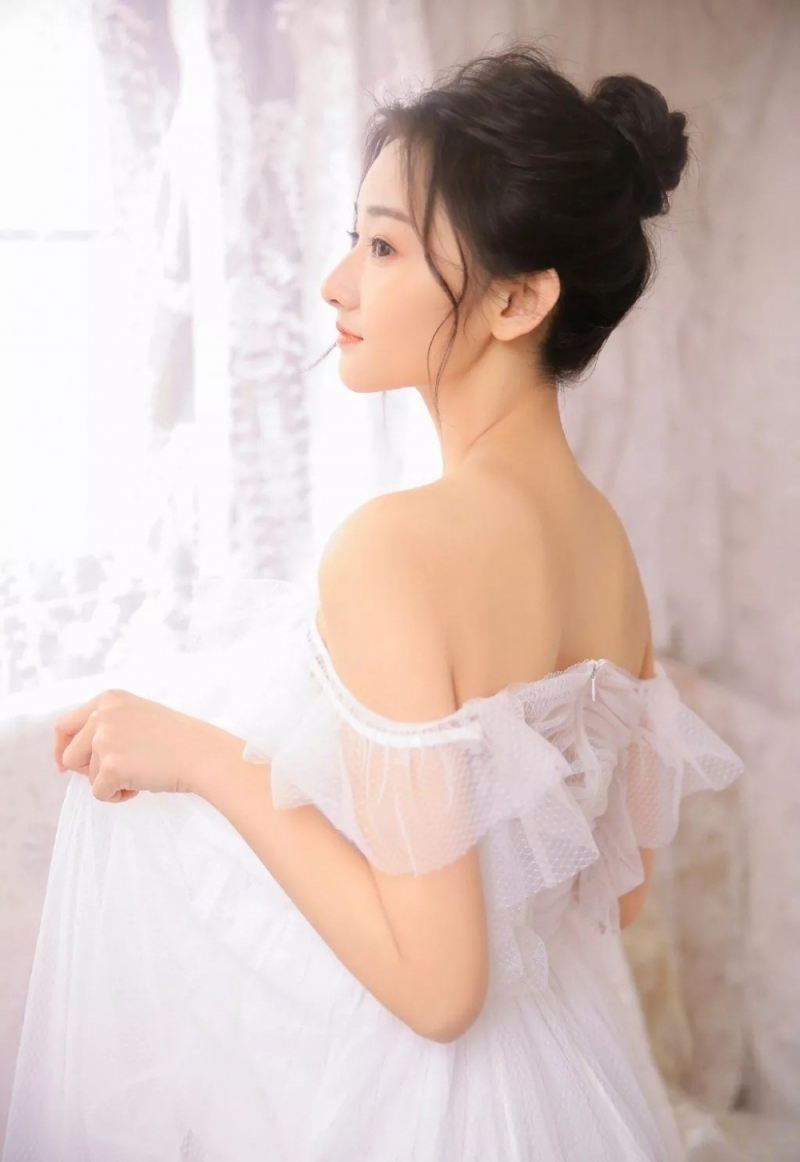 性感美人穿白色透视纱裙香肩诱人精美图片