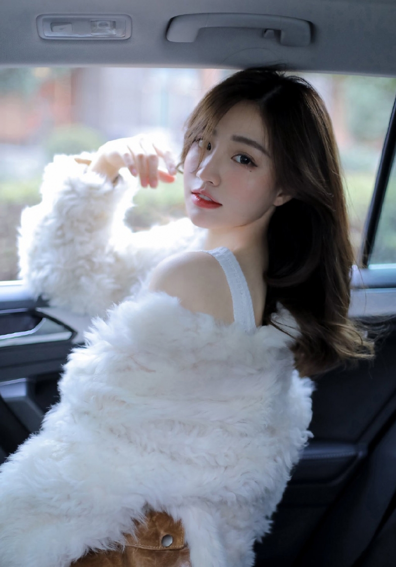 美女性感美颈香肩坐在车上拍的个人艺术照