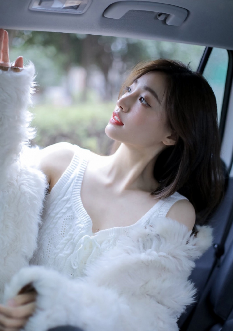 美女性感美颈香肩坐在车上拍的个人艺术照