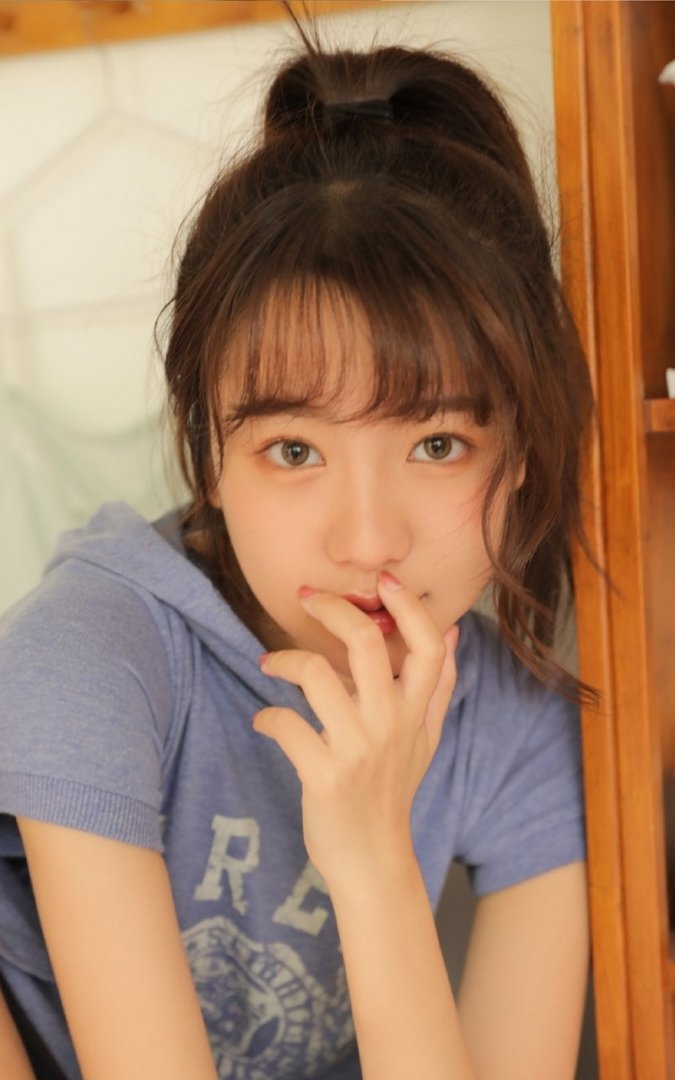 高马尾美少女古灵精怪私房写真