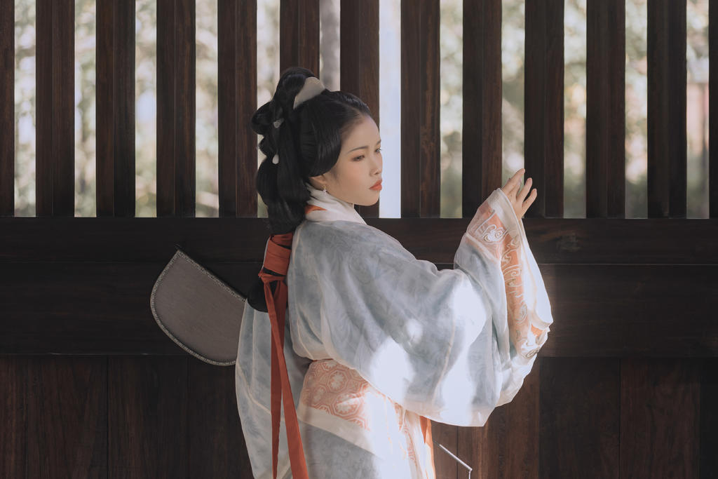 汉服美女面若桃花身似扶柳写真
