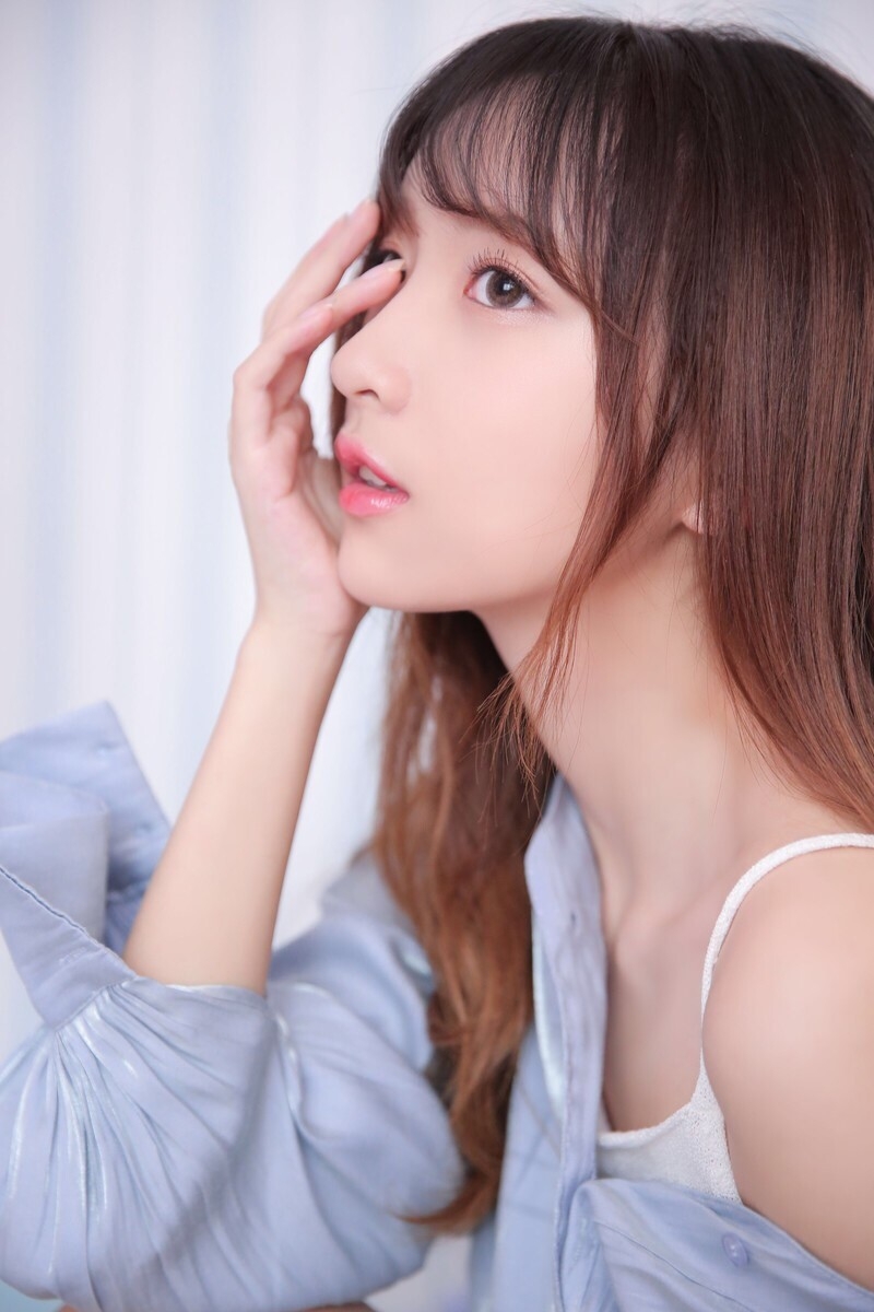 长腿美女小露香肩性感撩人套图