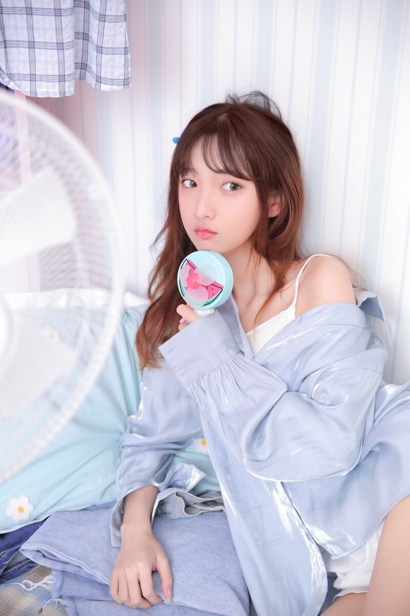 长腿美女小露香肩性感撩人套图