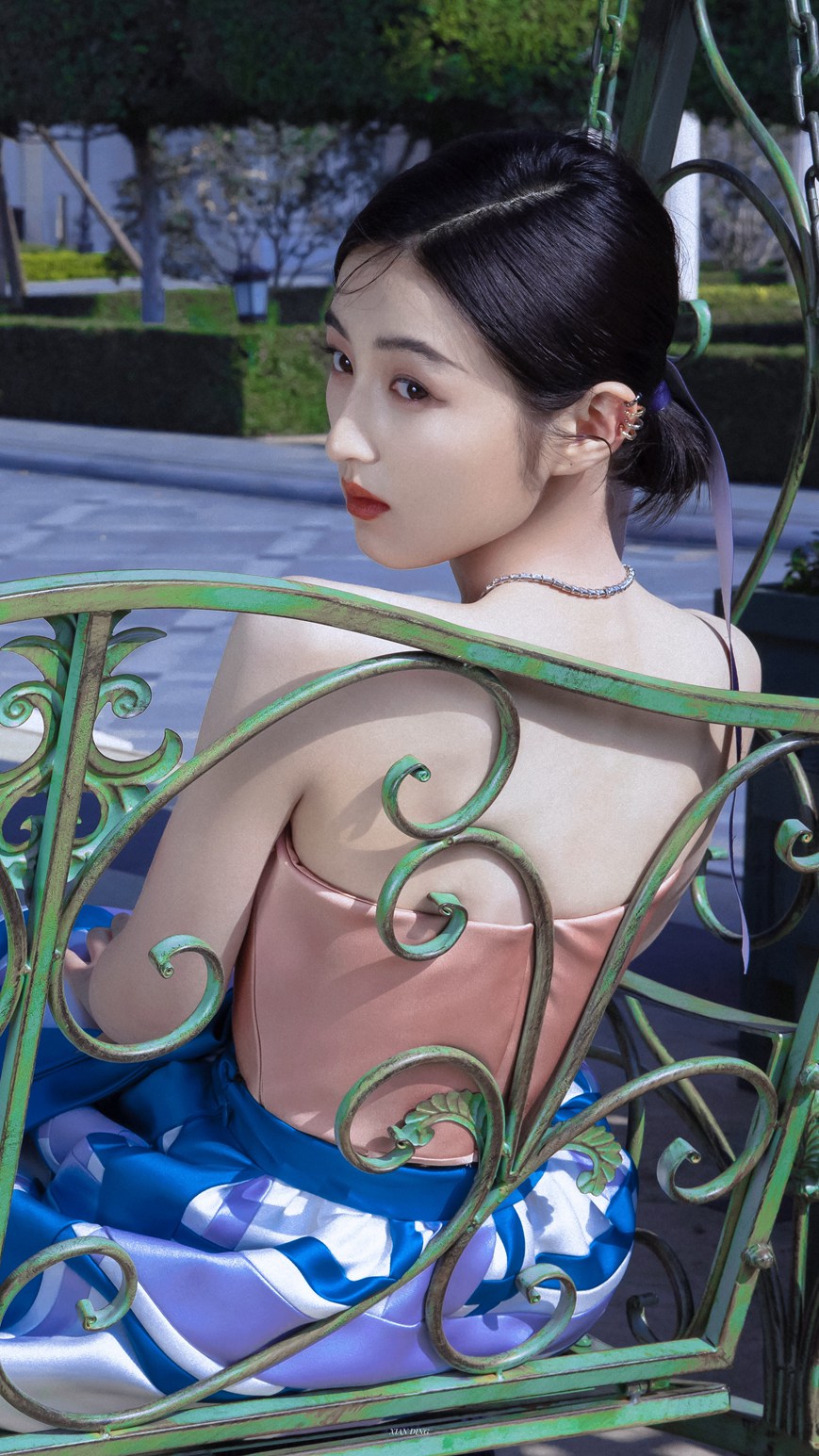 张子枫是花园里的玫瑰公主吧！张子枫金鸡奖闭幕式红毯造型写真