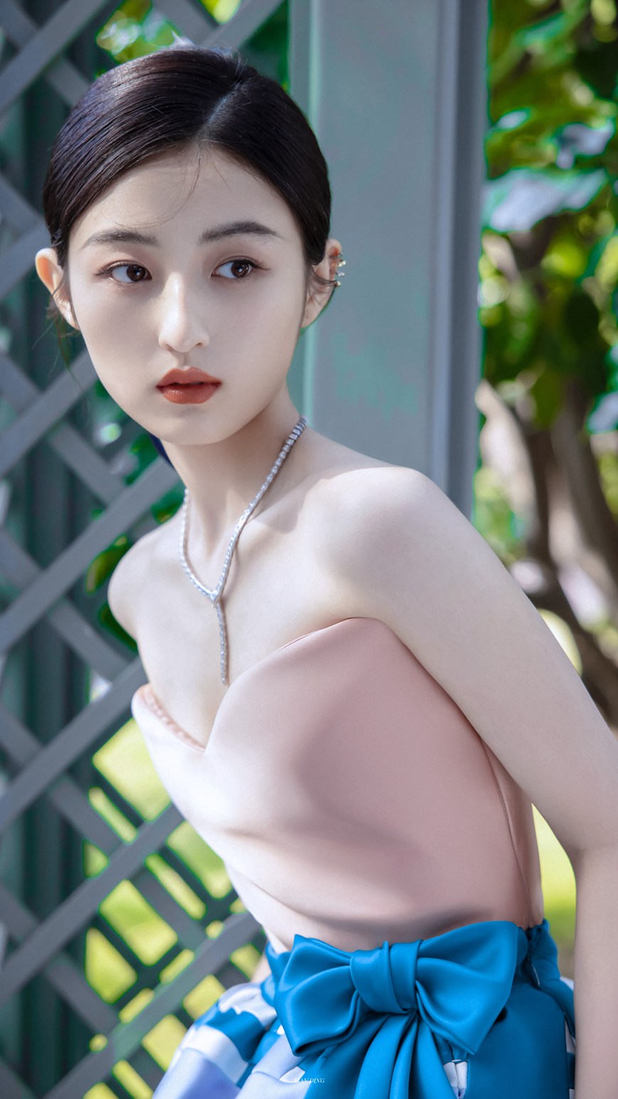 张子枫是花园里的玫瑰公主吧！张子枫金鸡奖闭幕式红毯造型写真