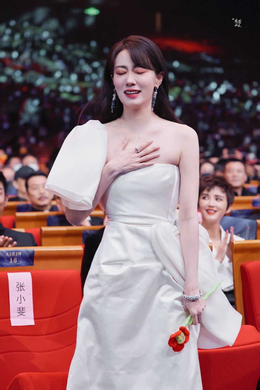 张小斐晒与金鸡奖杯合照 张小斐金鸡奖最佳女主角的获奖照片