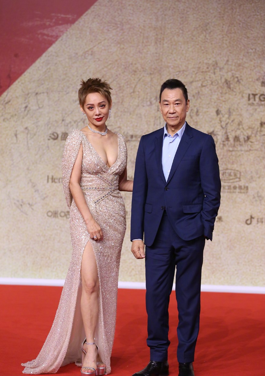 宁静金鸡奖红毯图身材火辣霸气十足