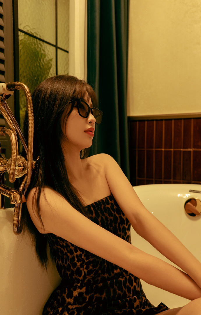虞书欣豹纹短裙热辣迷人写真美照