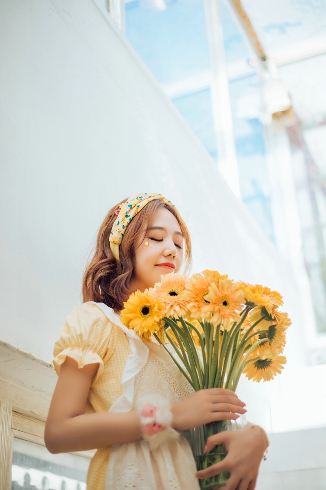 花房里的甜系美少女青春靓丽自拍照