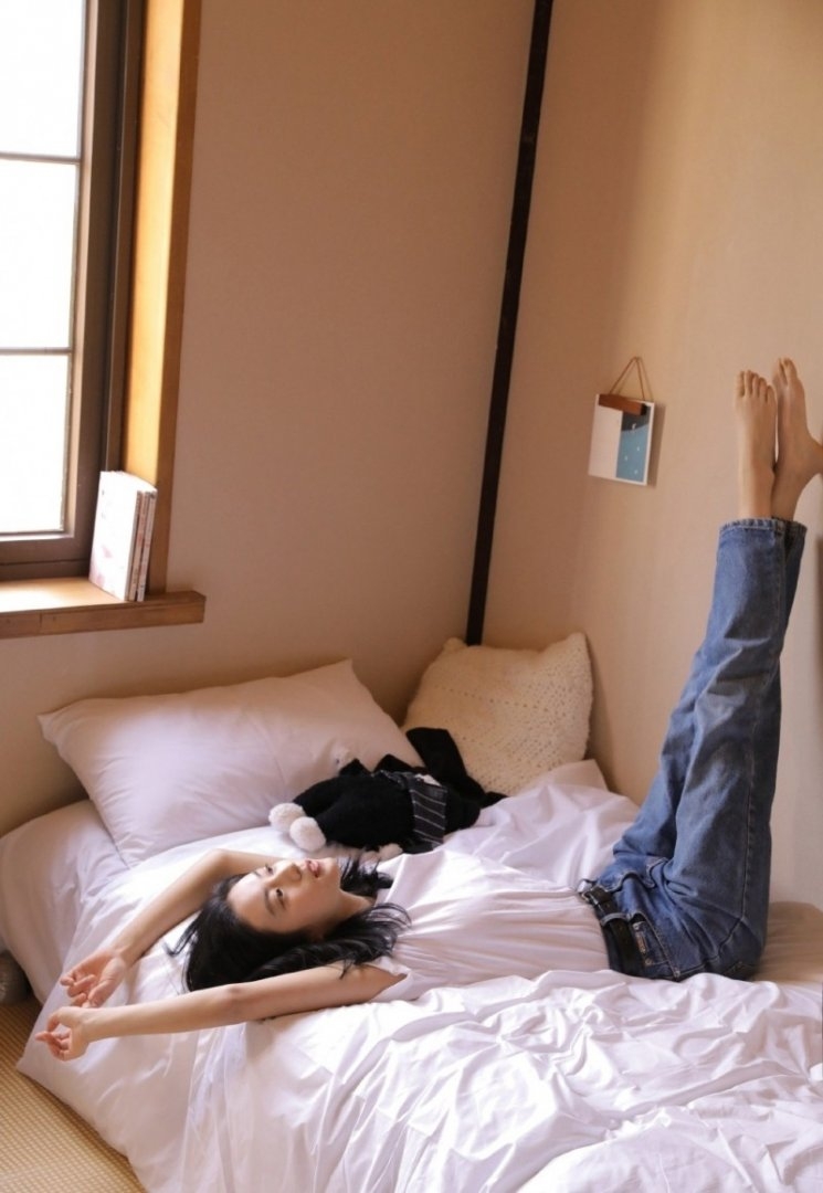牛仔裤小姐姐青春活力床上写真