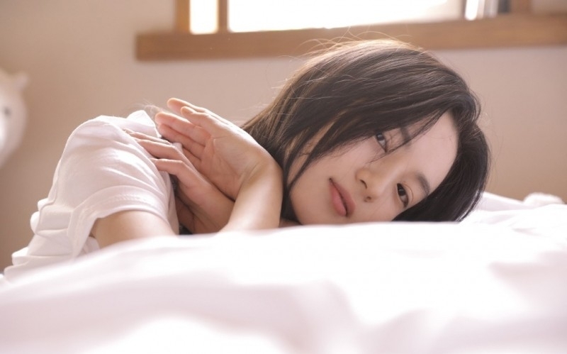 牛仔裤小姐姐青春活力床上写真
