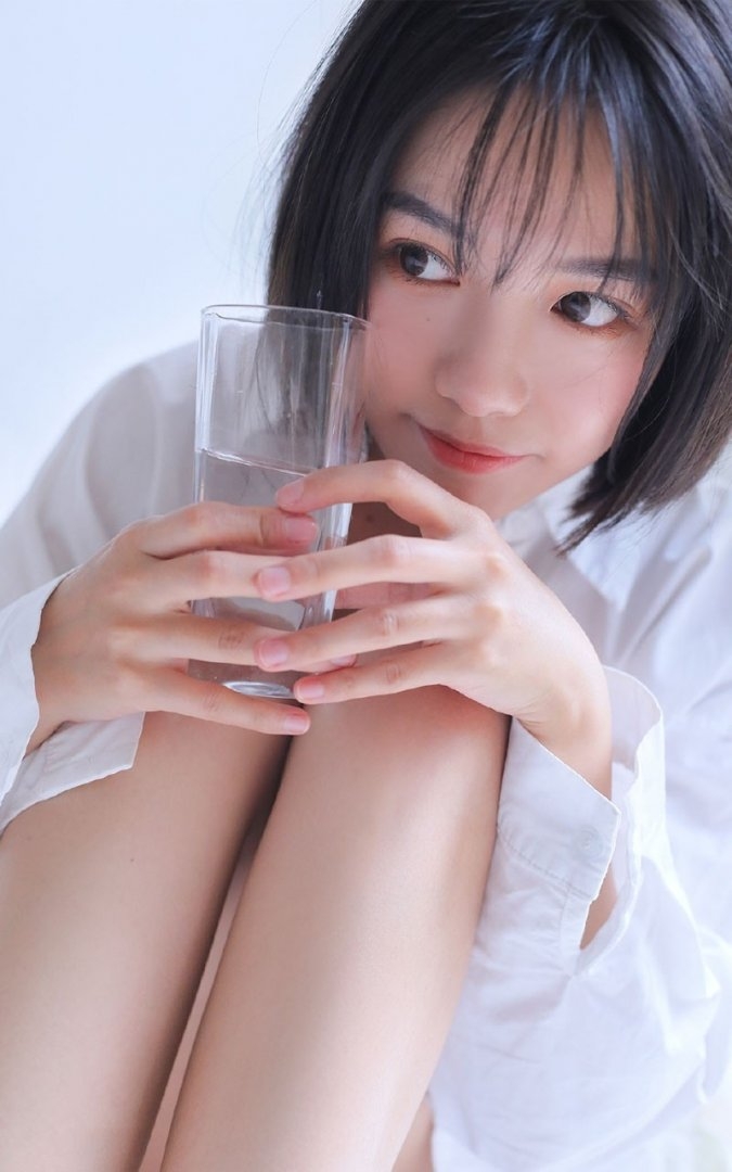短发美女白色衬衣清新可人图片