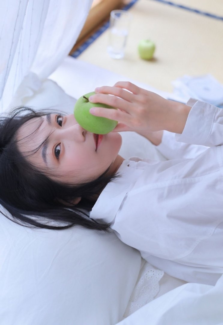 短发美女白色衬衣清新可人图片