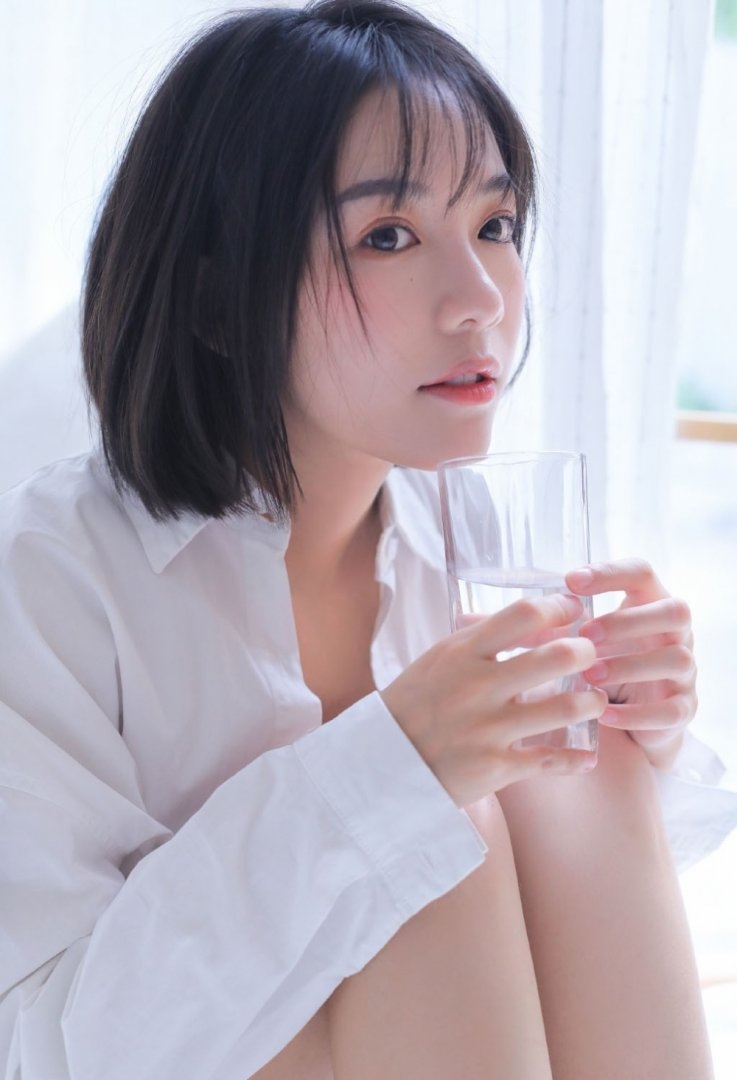 短发美女白色衬衣清新可人图片