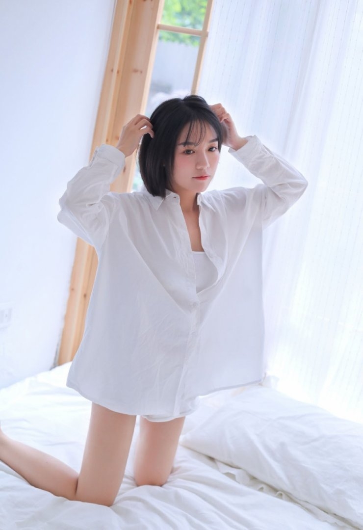 短发美女白色衬衣清新可人图片