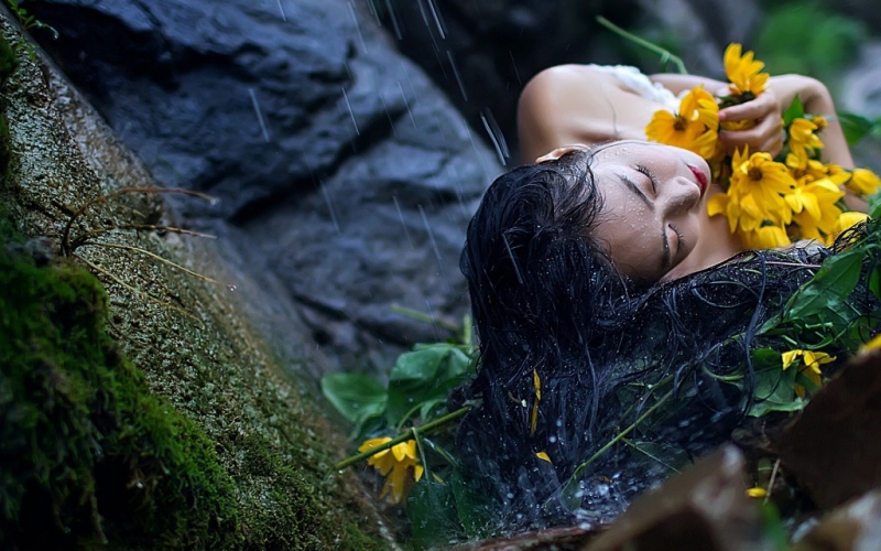 小溪边的红唇美女妩媚妖娆热图