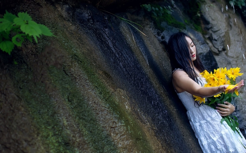 小溪边的红唇美女妩媚妖娆热图