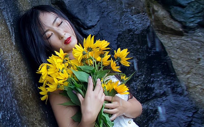 小溪边的红唇美女妩媚妖娆热图