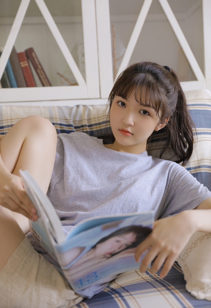 沙发上的清纯美女室内个人写真