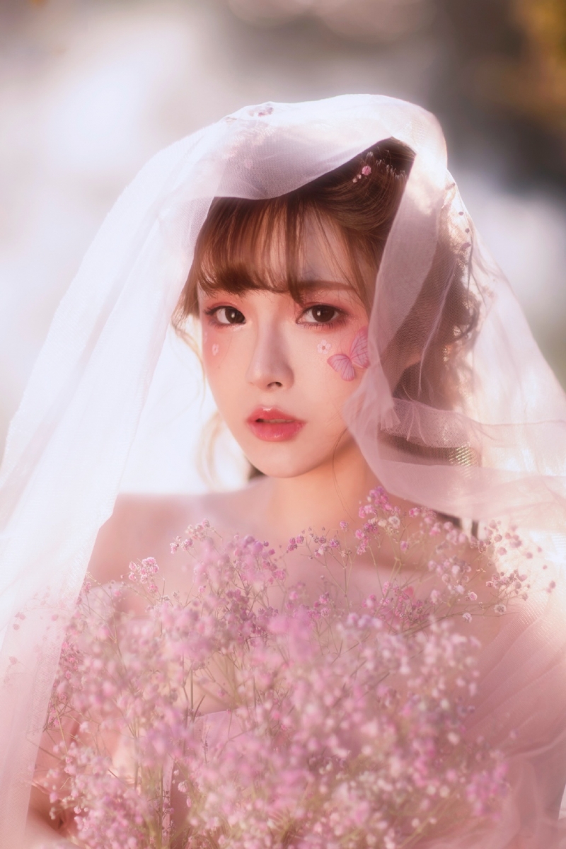 金发少女粉色纱裙娇俏明媚写真